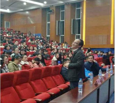 新葡官网隆重召开新生专业介绍会