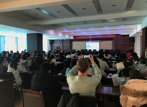 3003新葡平台登录入口成功举办2017年研究生学术论坛
